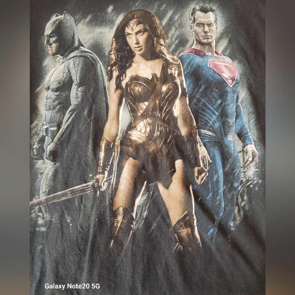 BATMAN V. SUPERMAN, Black short sleeve graphic t-shirt. Men's Size L
